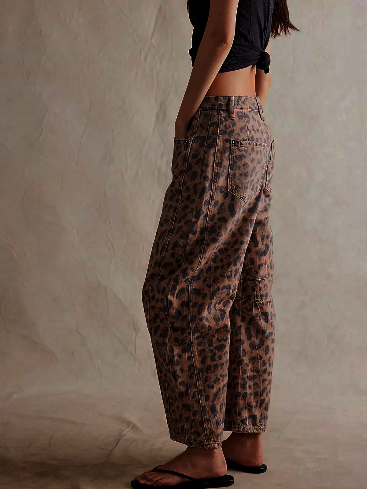 Women's Barrel Leg Jeans with Relaxed Curved Fit