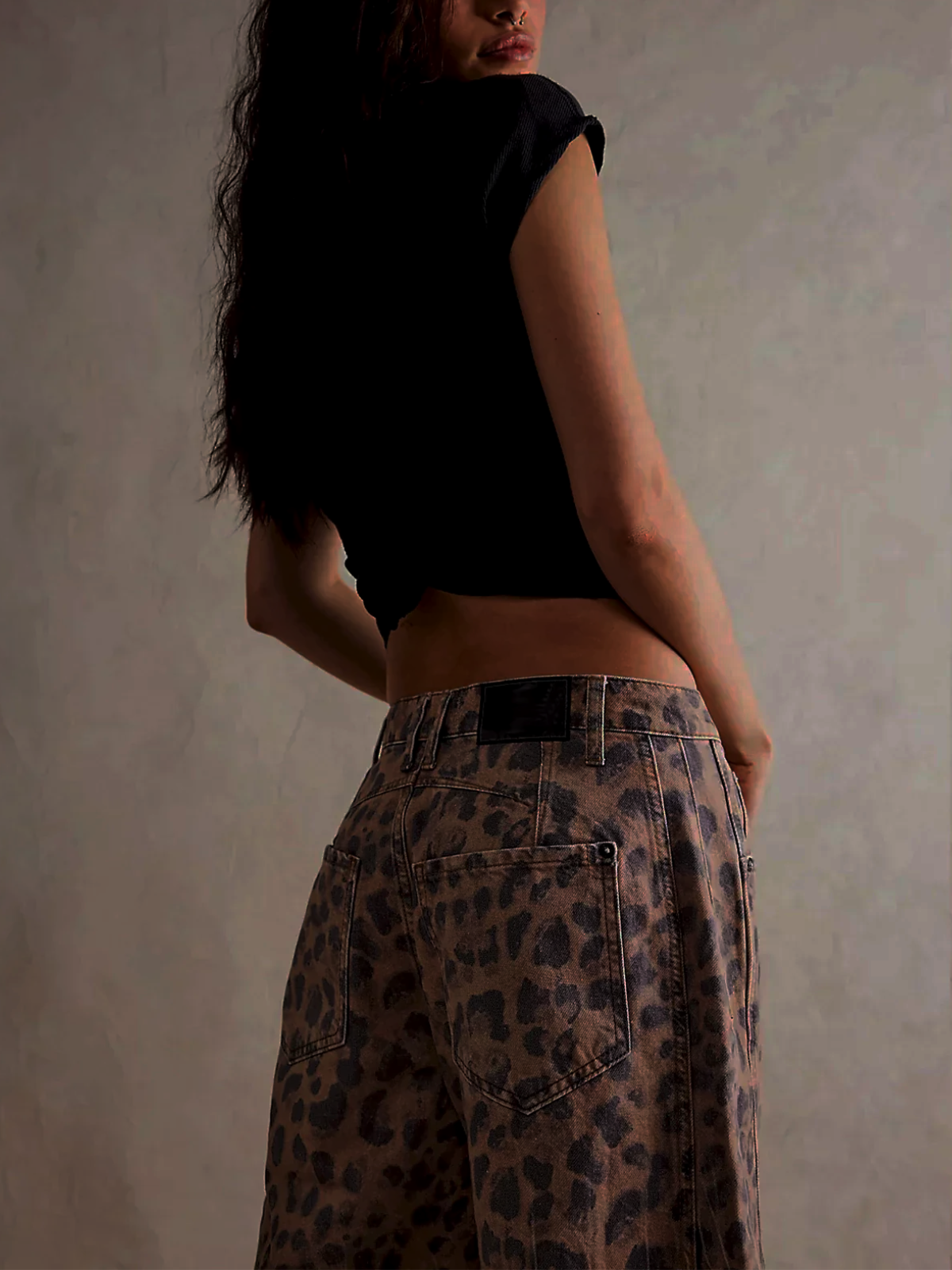 Women's Barrel Leg Jeans with Relaxed Curved Fit
